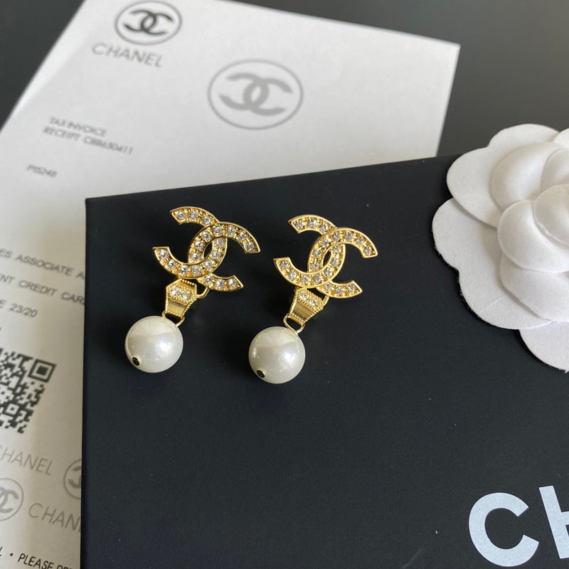 Elegantes pendientes con colgante de perla y diamantes