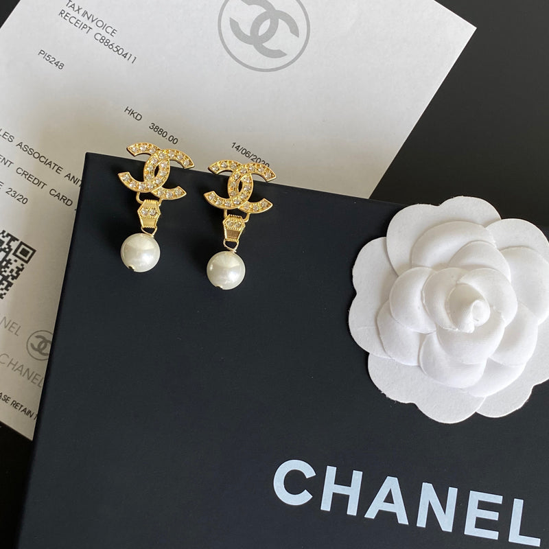 Elegantes pendientes con colgante de perla y diamantes