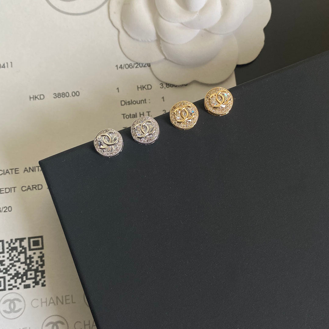 Pendientes de botón redondos pequeños con logotipo de diamante
