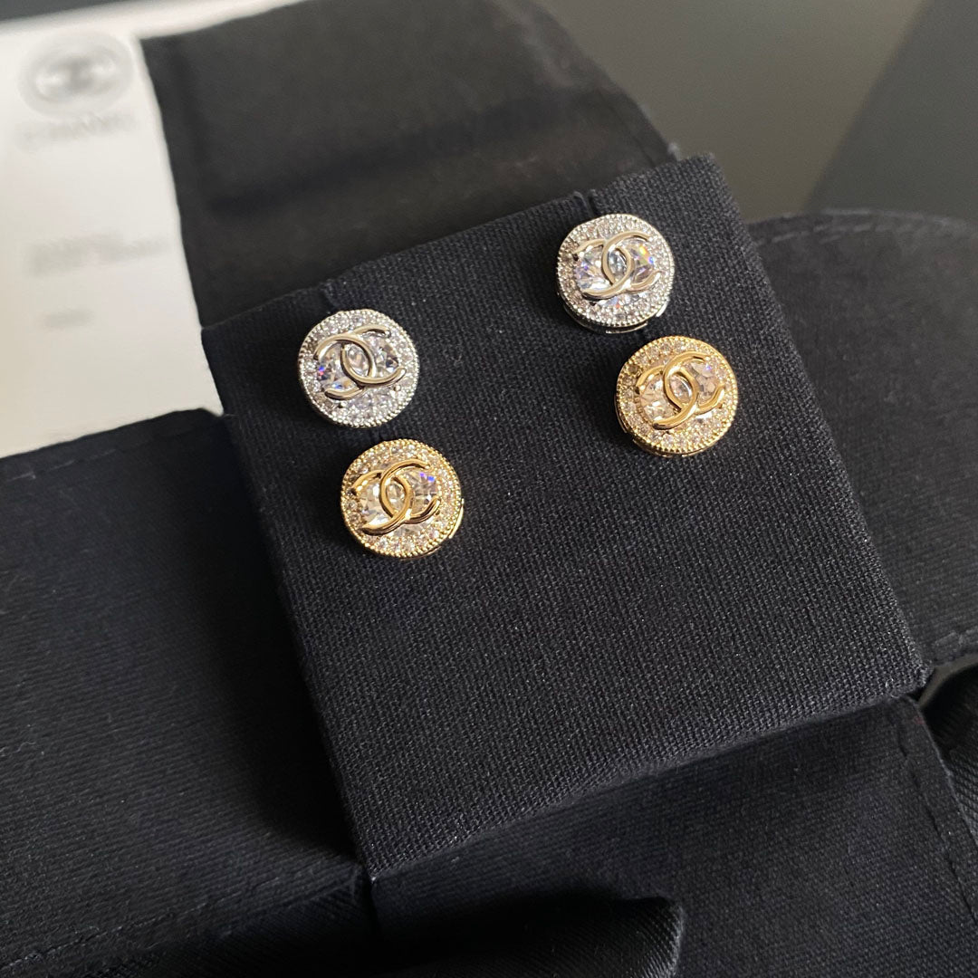 Pendientes de botón redondos pequeños con logotipo de diamante