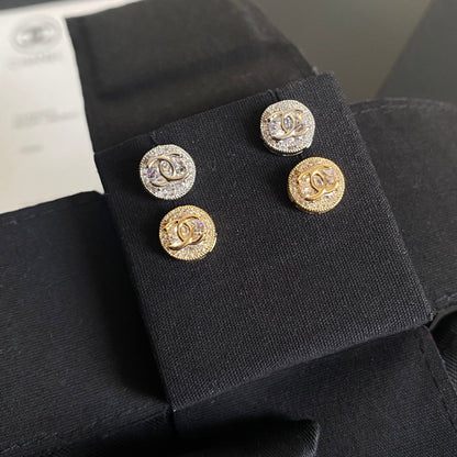 Pendientes de botón redondos pequeños con logotipo de diamante