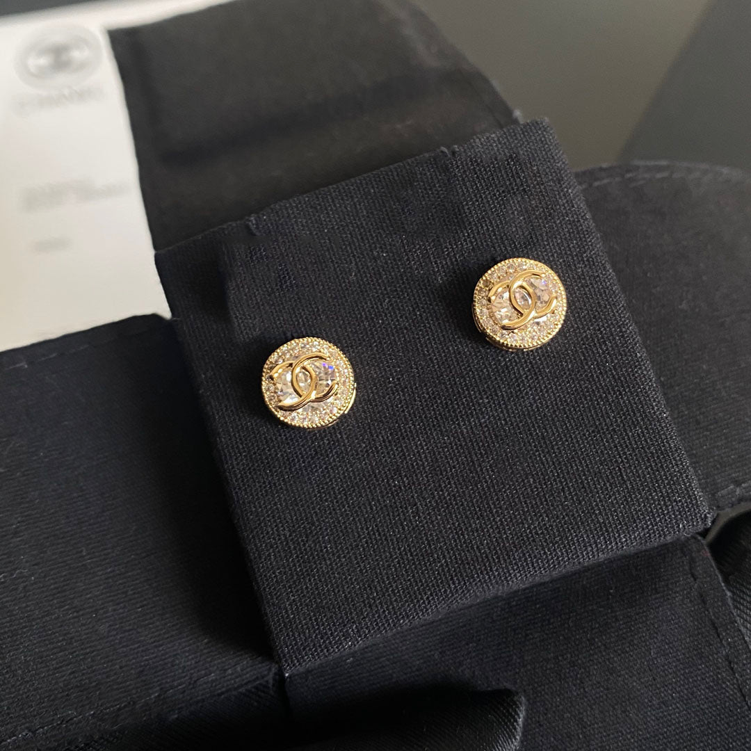 Pendientes de botón redondos pequeños con logotipo de diamante