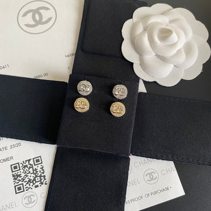 Pendientes de botón redondos pequeños con logotipo de diamante