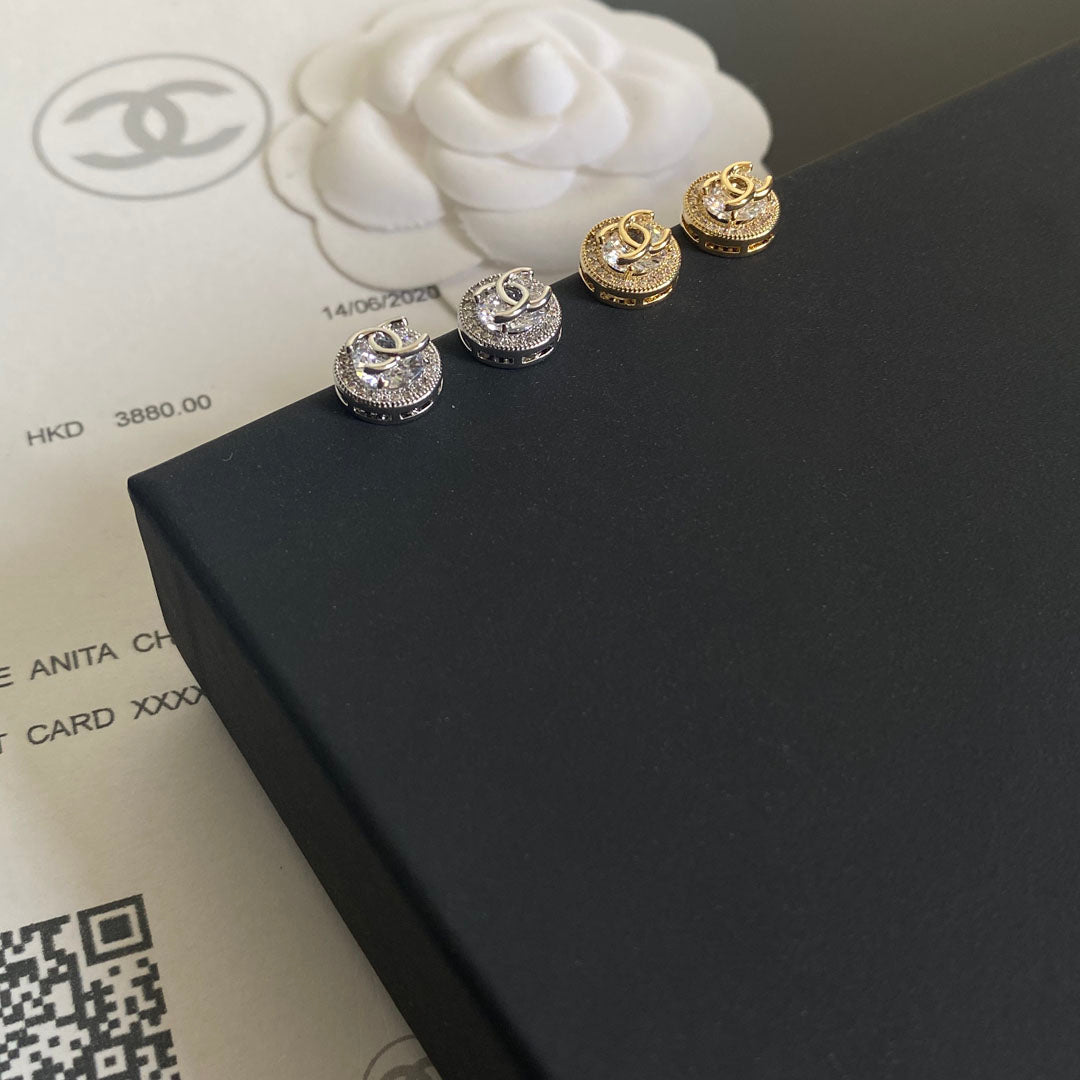 Pendientes de botón redondos pequeños con logotipo de diamante