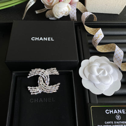 Broche con el logotipo de cristal brillante