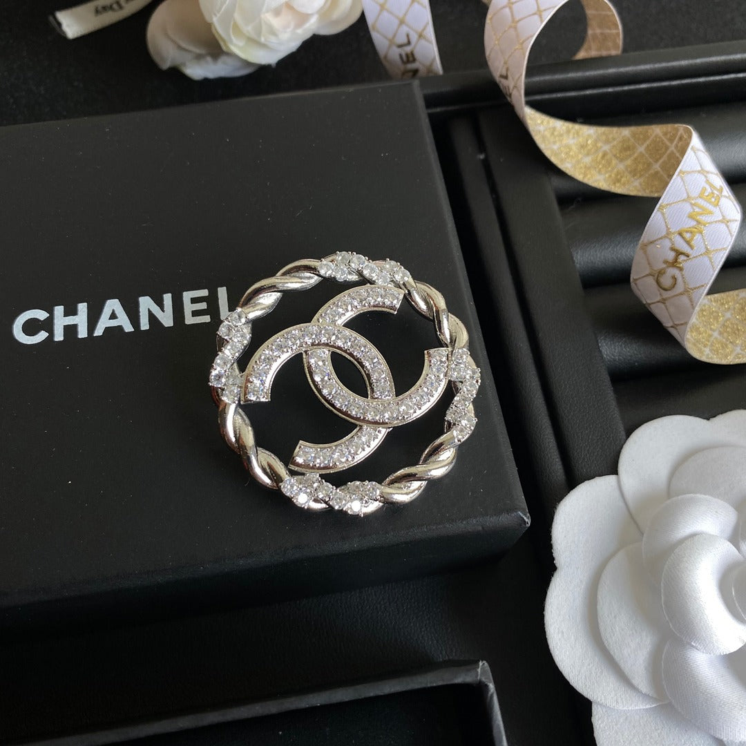 Broche Redondo con Letra y Logotipo de Cristal