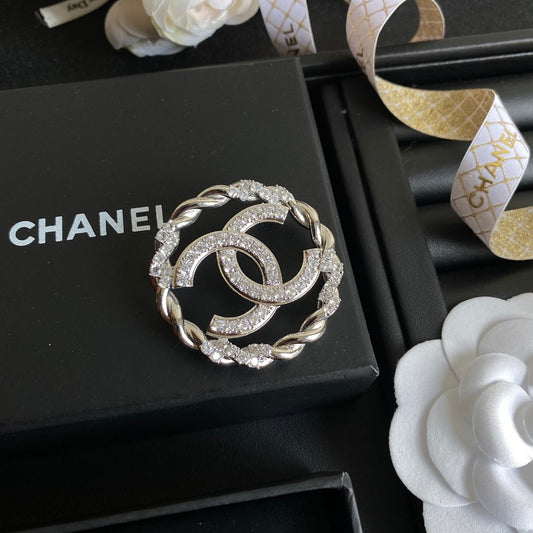 Broche Ronde Logo Lettre Cristal
