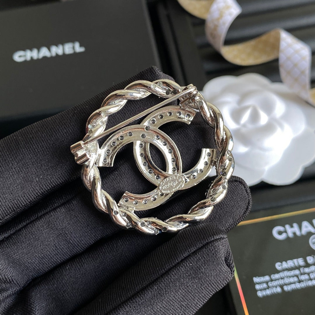 Broche Redondo con Letra y Logotipo de Cristal