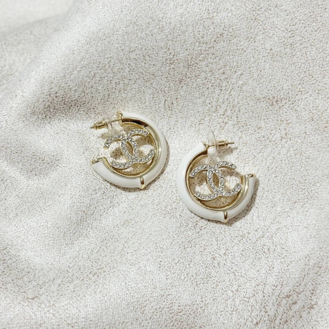 Pendientes de aro esmaltados en blanco