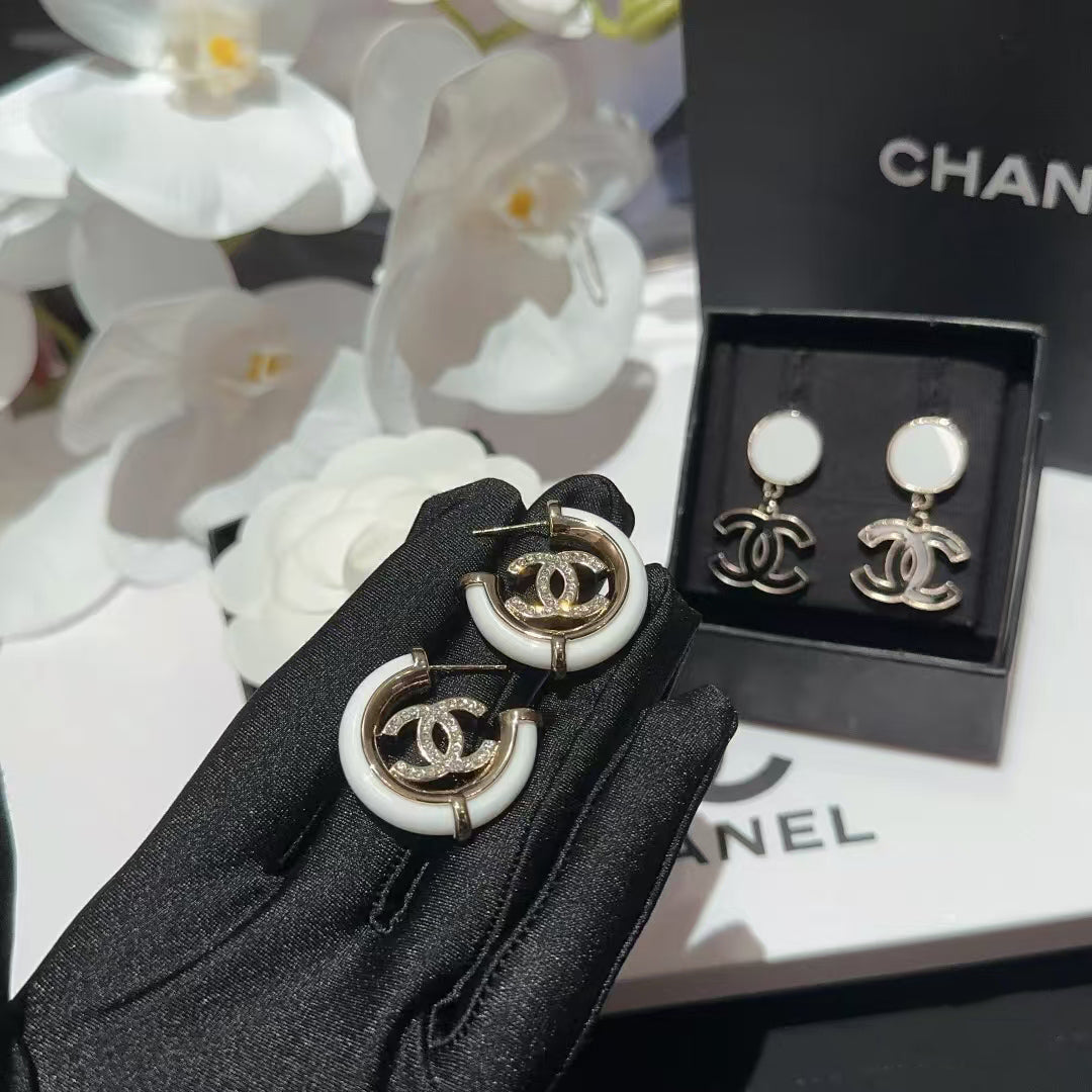 Pendientes de aro esmaltados en blanco