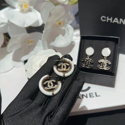 Boucles d'oreilles créoles demi-cercles en émail blanc