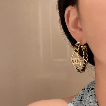 Pendientes de aro de metal y cuero de moda