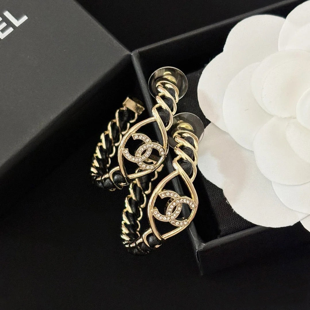 Pendientes de aro de metal y cuero de moda