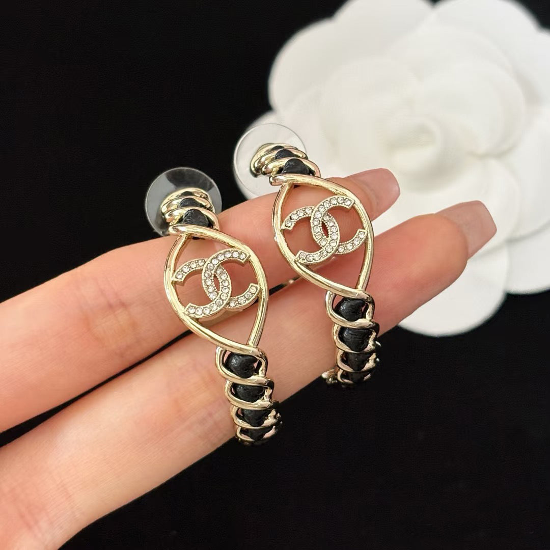 Pendientes de aro de metal y cuero de moda