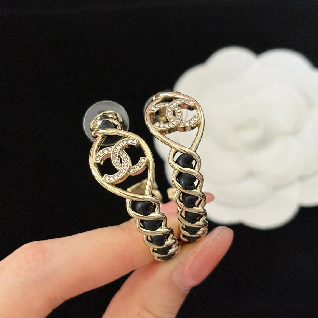 Pendientes de aro de metal y cuero de moda