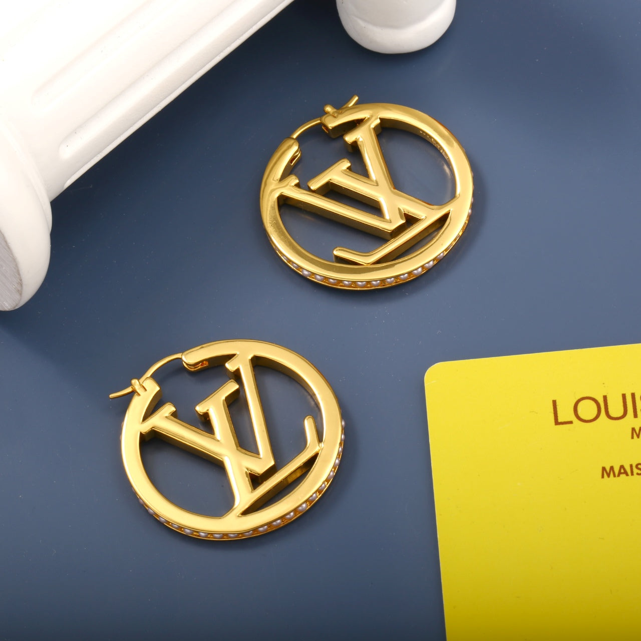Pendientes de letra de moda