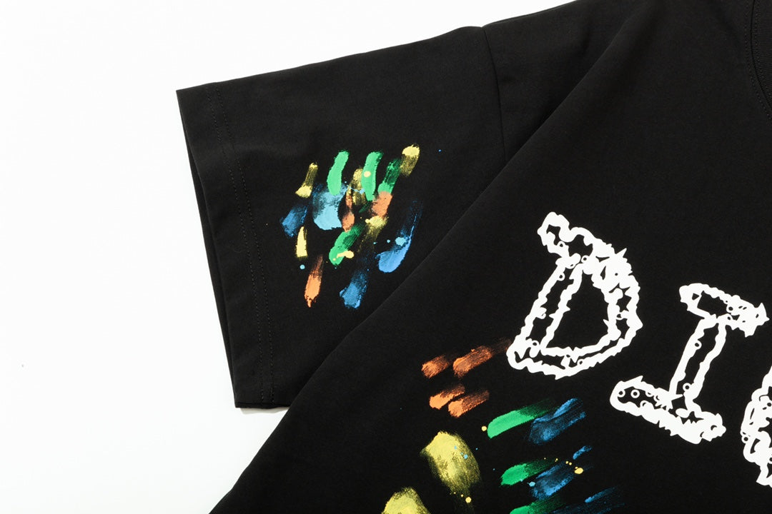 Camiseta con estampado de tinta salpicada y grafiti de alfabeto