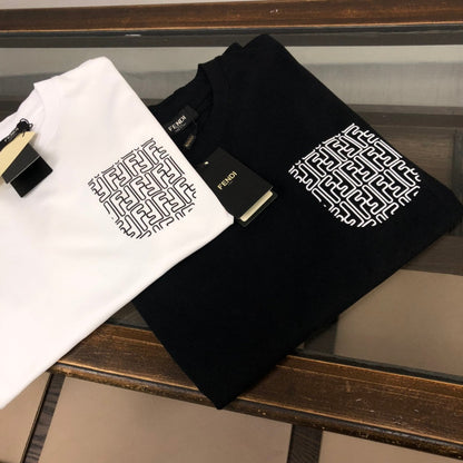 Camiseta con bolsillo estampado