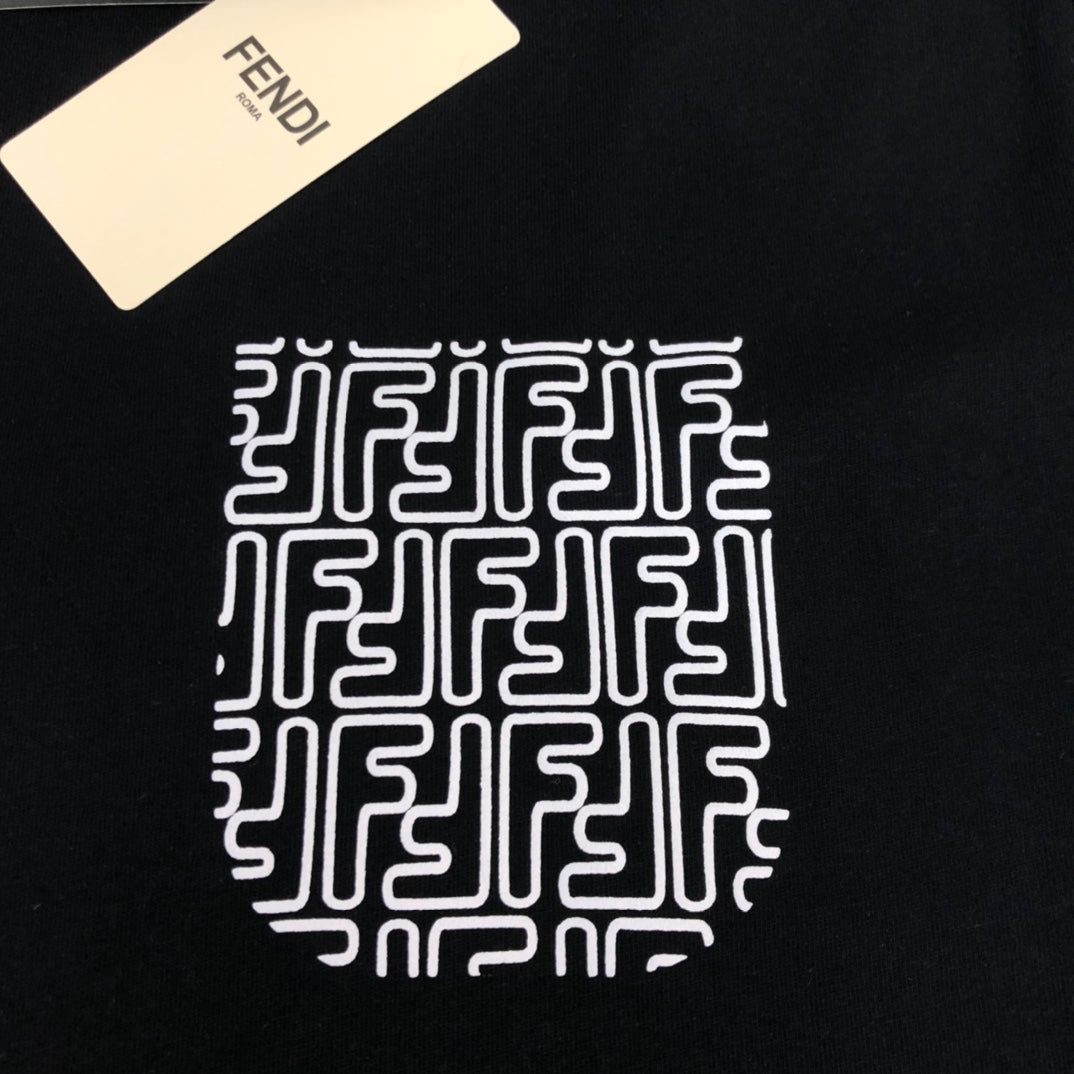 Camiseta con bolsillo estampado