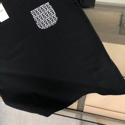 Camiseta con bolsillo estampado