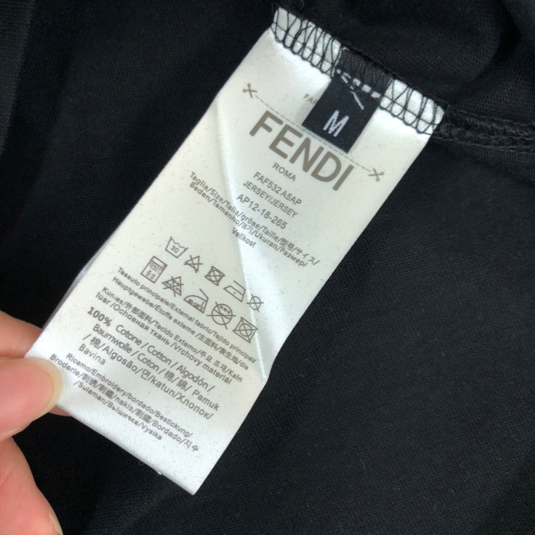 Camiseta con bolsillo estampado