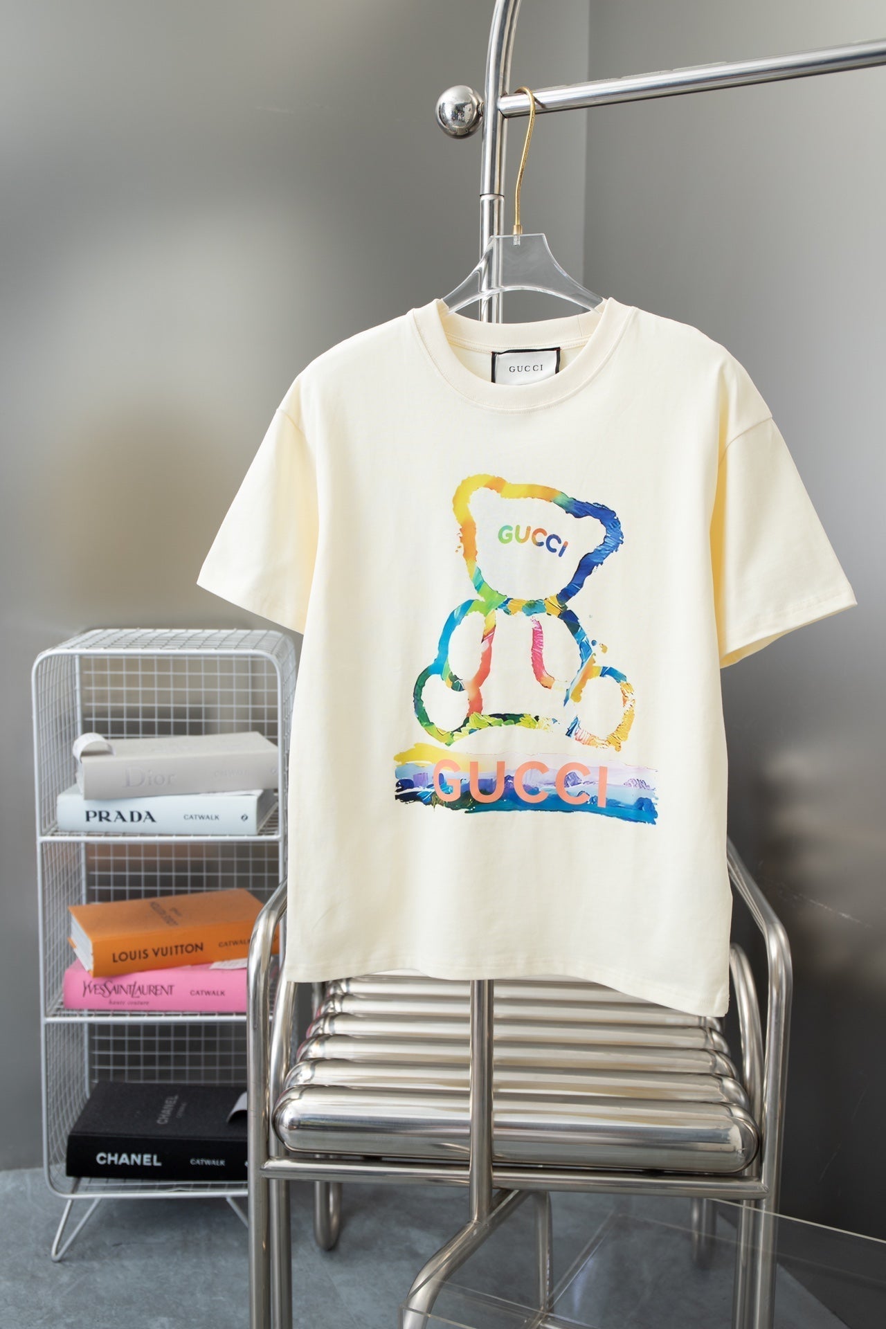 Camiseta con estampado de oso arcoíris