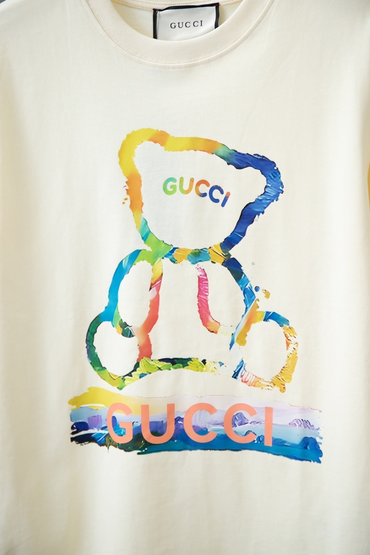 Camiseta con estampado de oso arcoíris