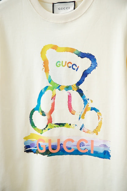 Camiseta con estampado de oso arcoíris