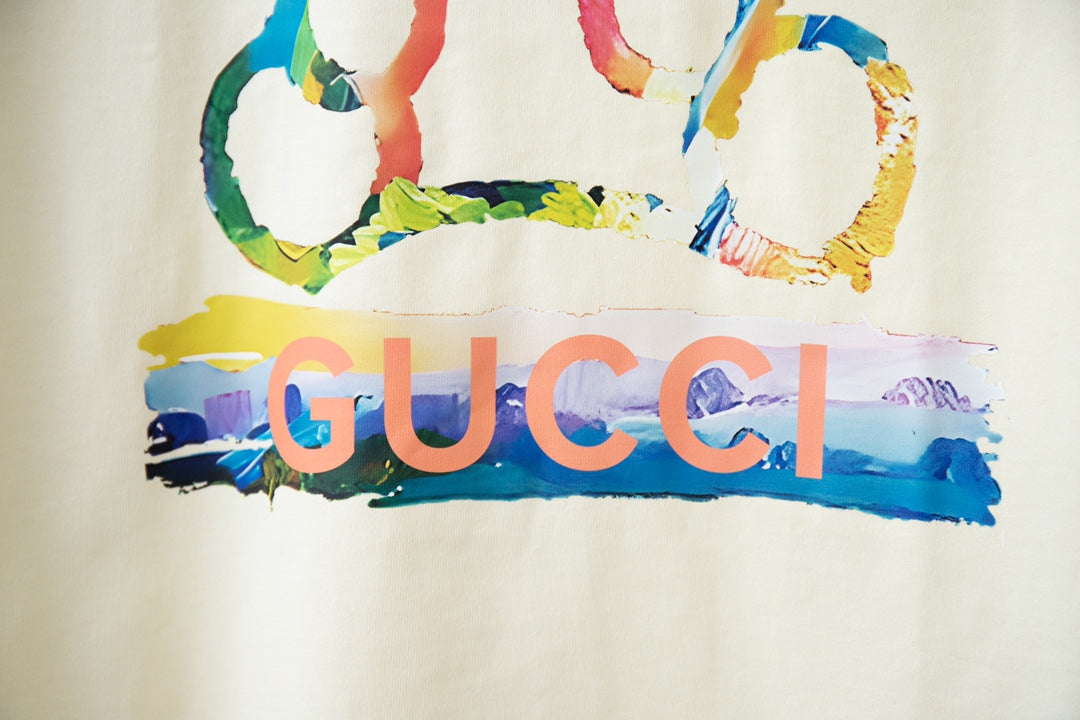 Camiseta con estampado de oso arcoíris