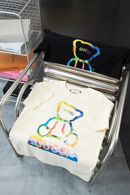 Camiseta con estampado de oso arcoíris
