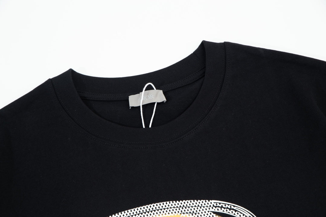 Camiseta con estampado de chorro de tinta de grafiti
