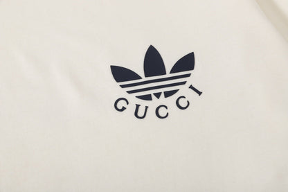 T-shirt à rayures aux épaules
