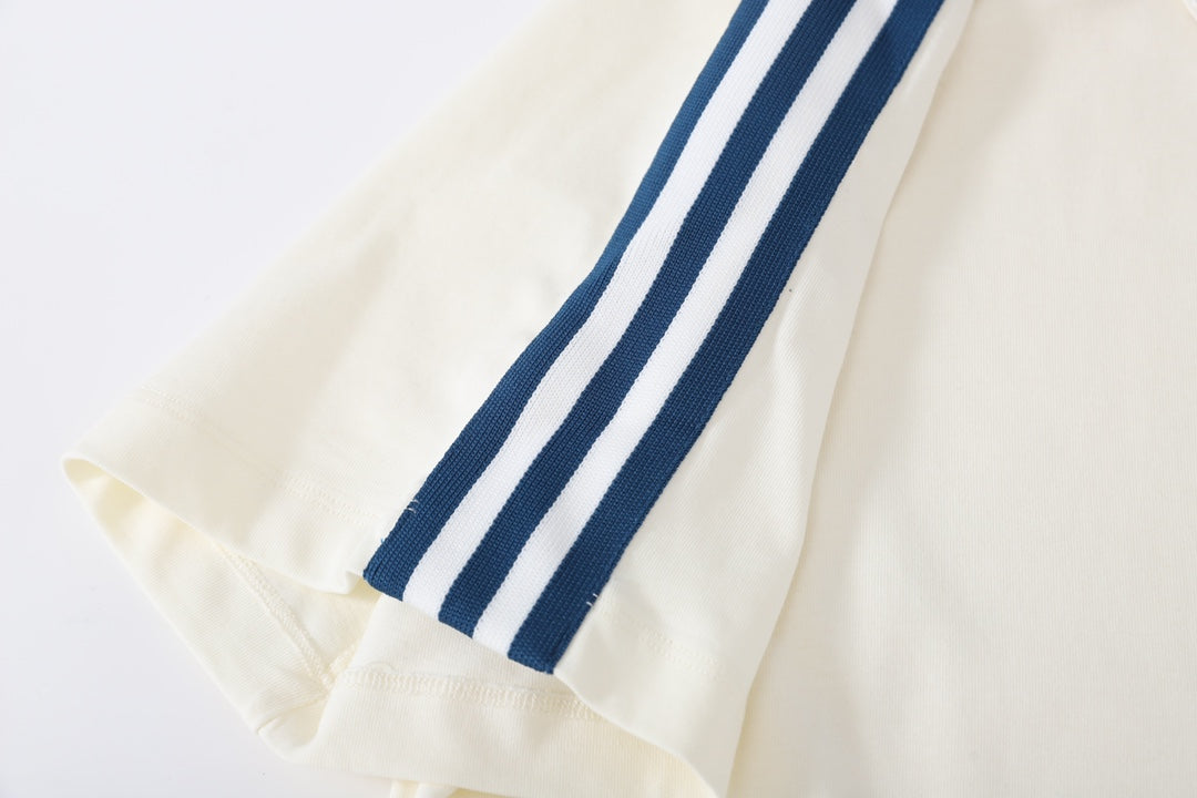 Camiseta con rayas en los hombros