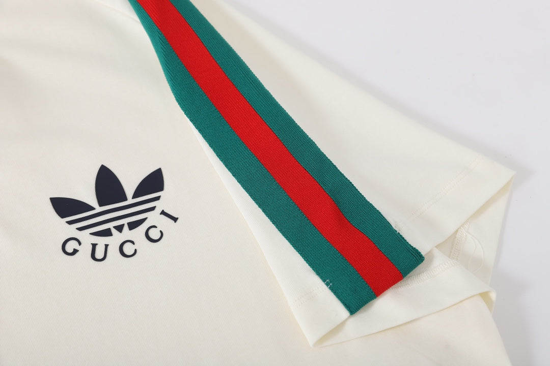 Camiseta con rayas en los hombros